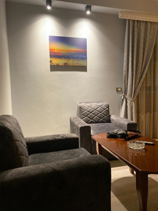 Hotel Jurgen Lezhë エクステリア 写真