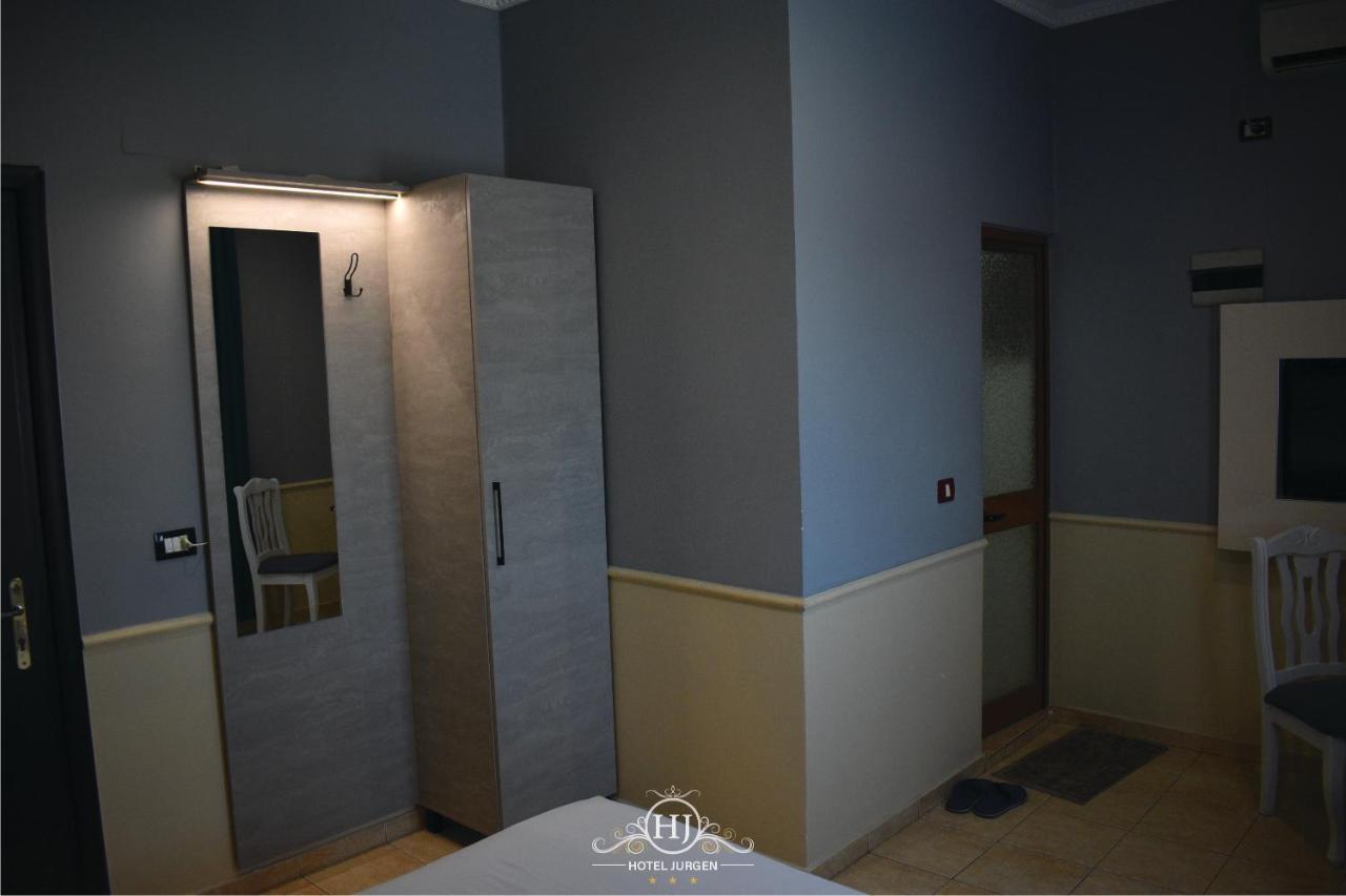 Hotel Jurgen Lezhë エクステリア 写真