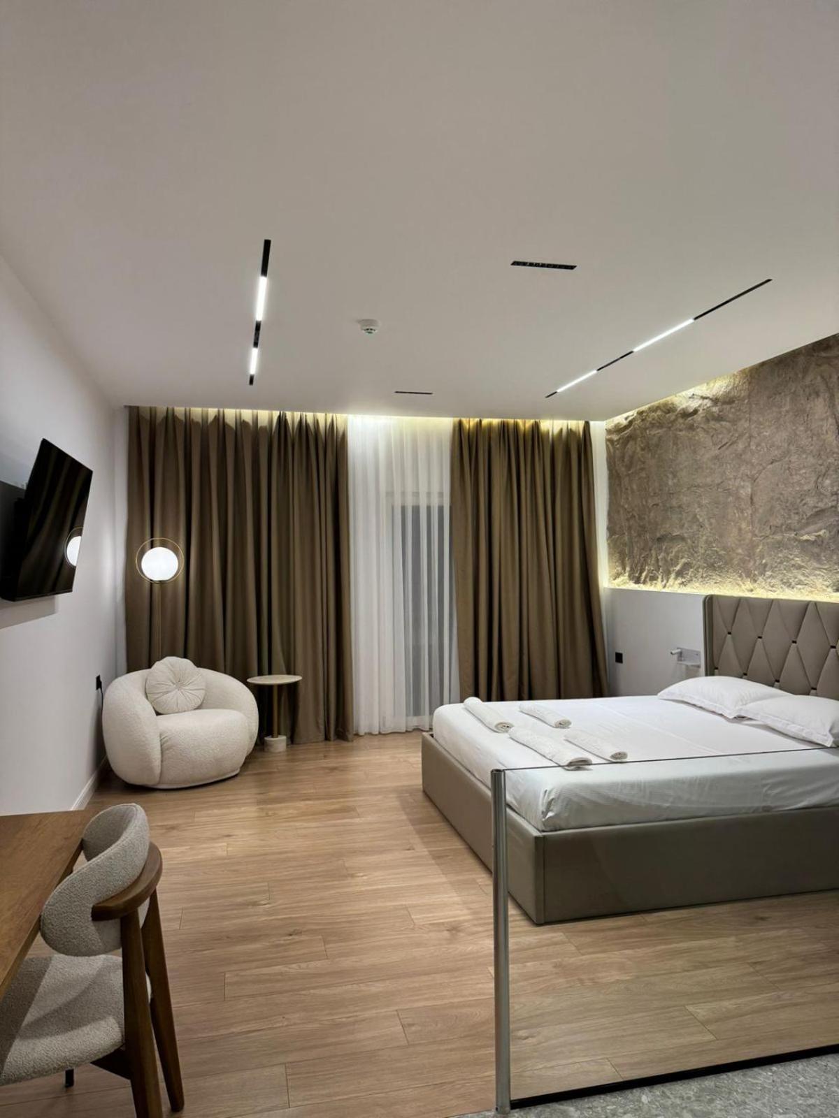 Hotel Jurgen Lezhë エクステリア 写真