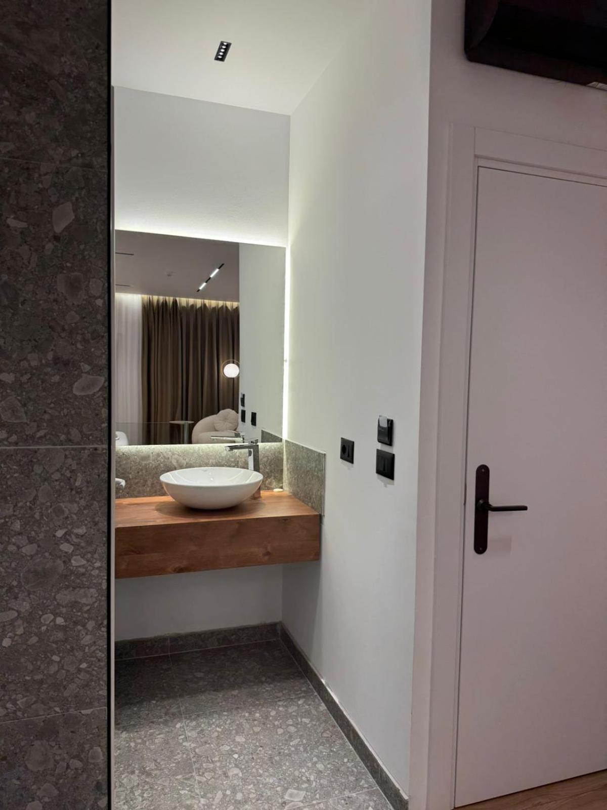 Hotel Jurgen Lezhë エクステリア 写真