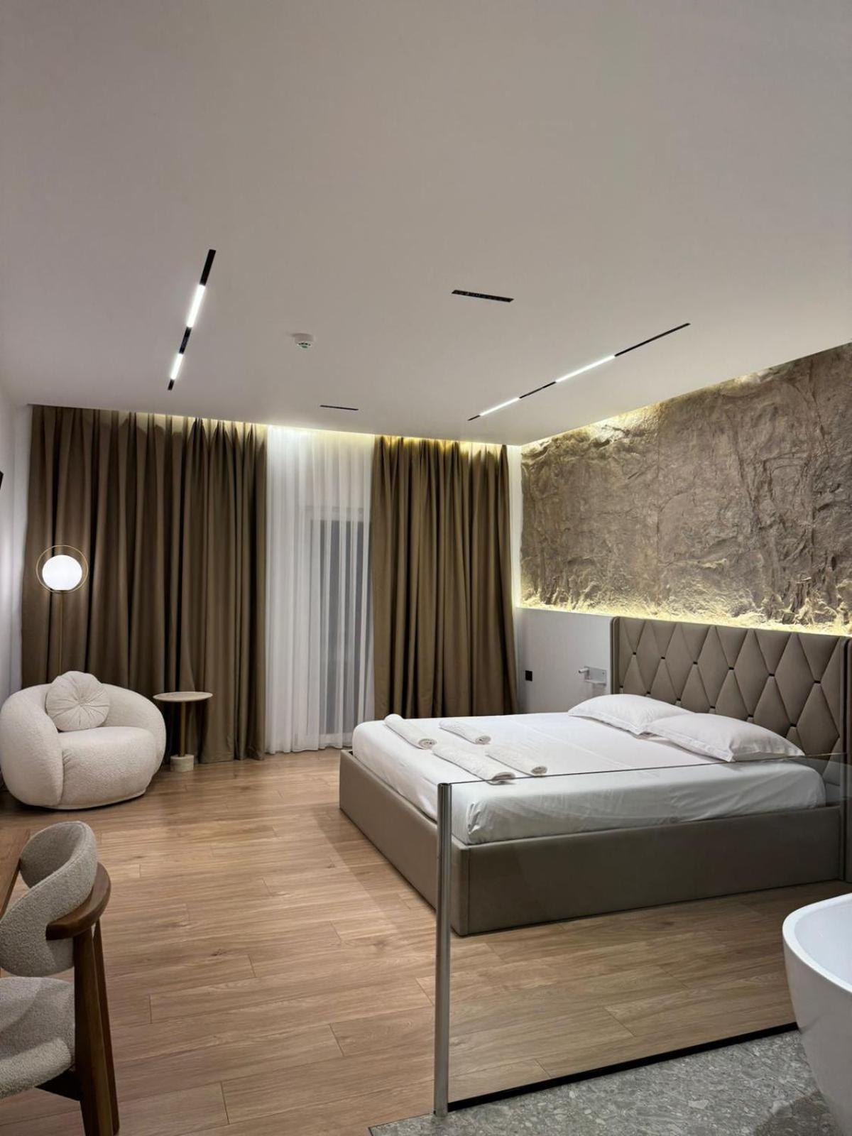 Hotel Jurgen Lezhë エクステリア 写真