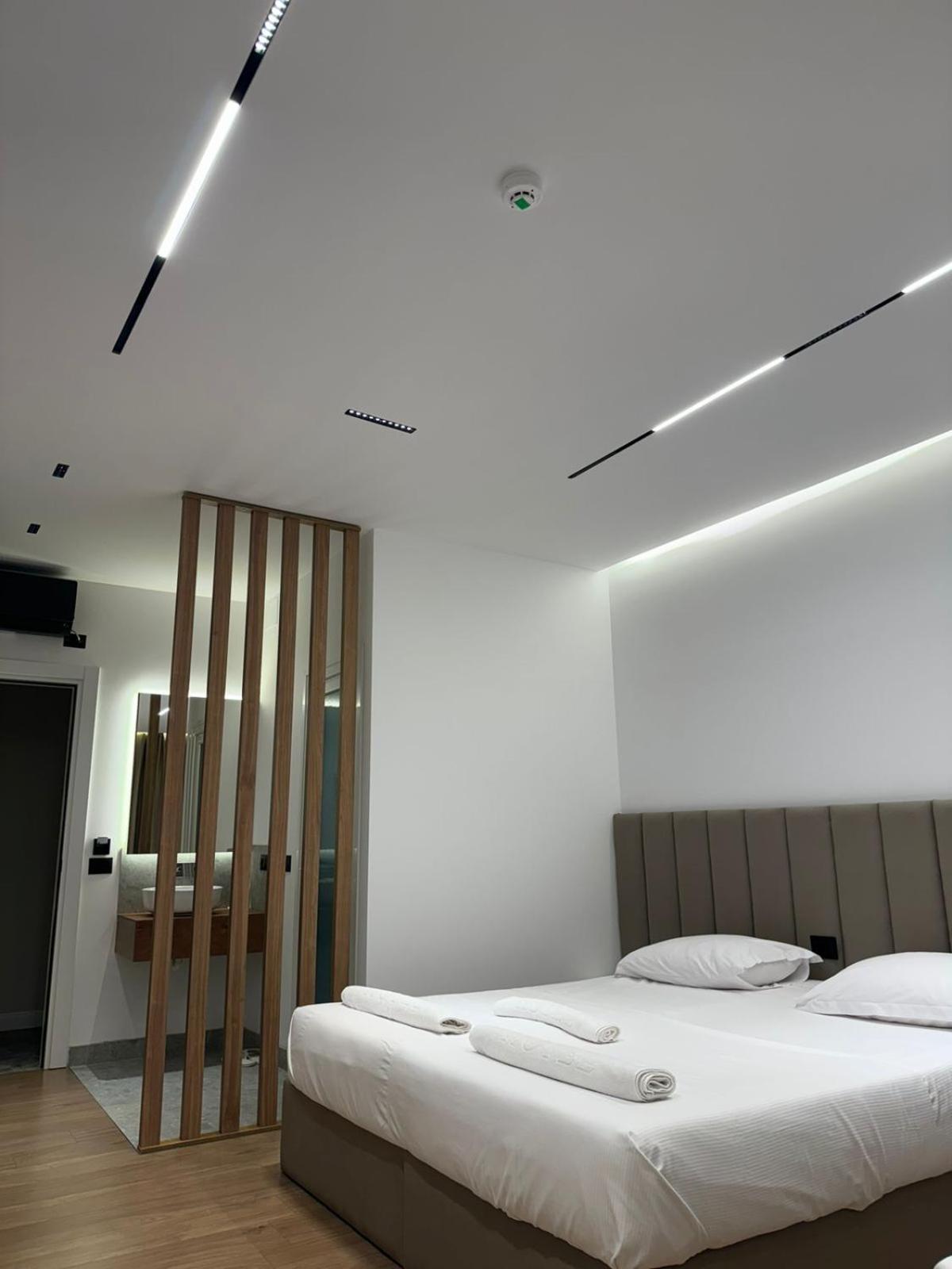 Hotel Jurgen Lezhë エクステリア 写真