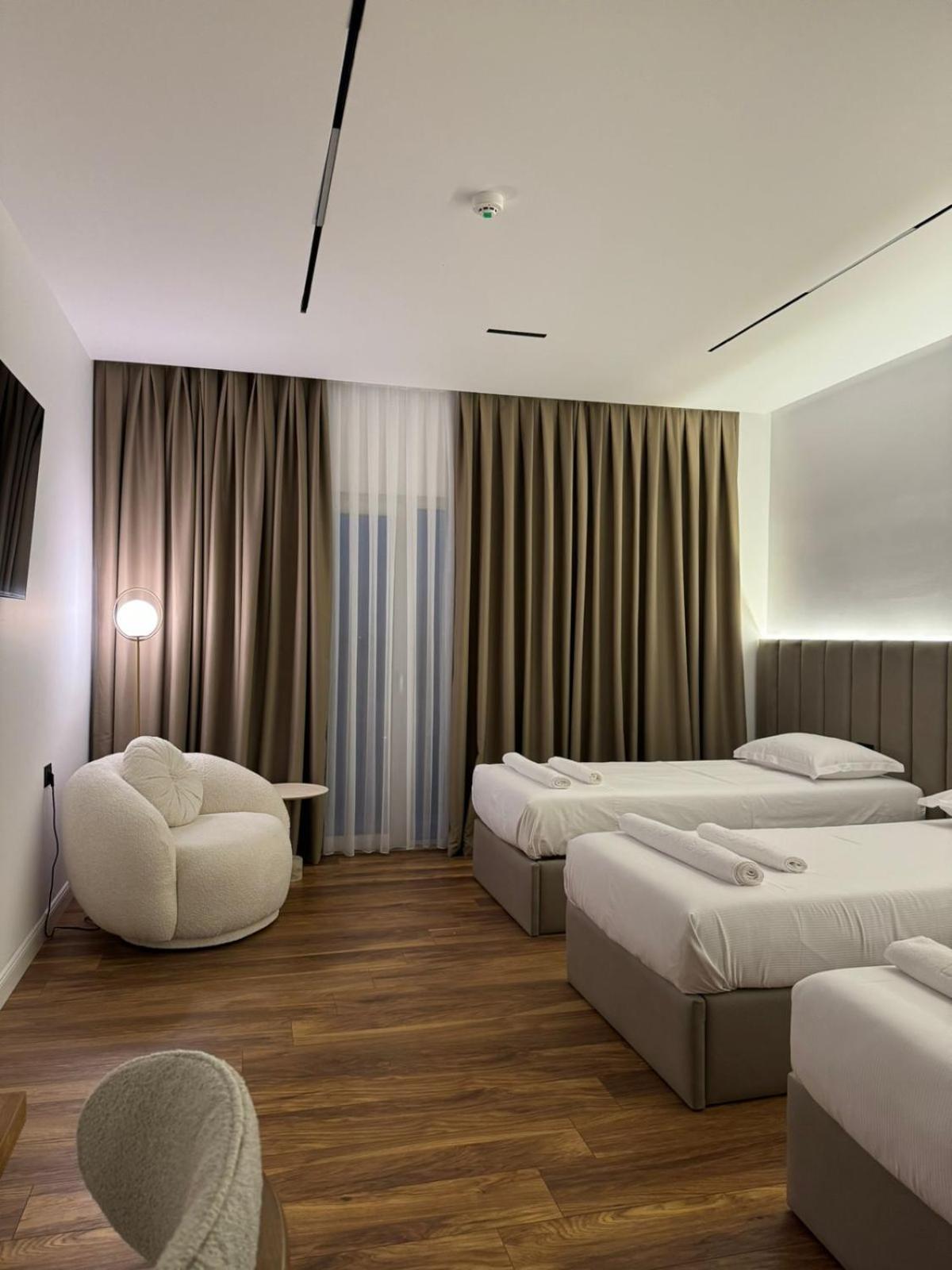Hotel Jurgen Lezhë エクステリア 写真