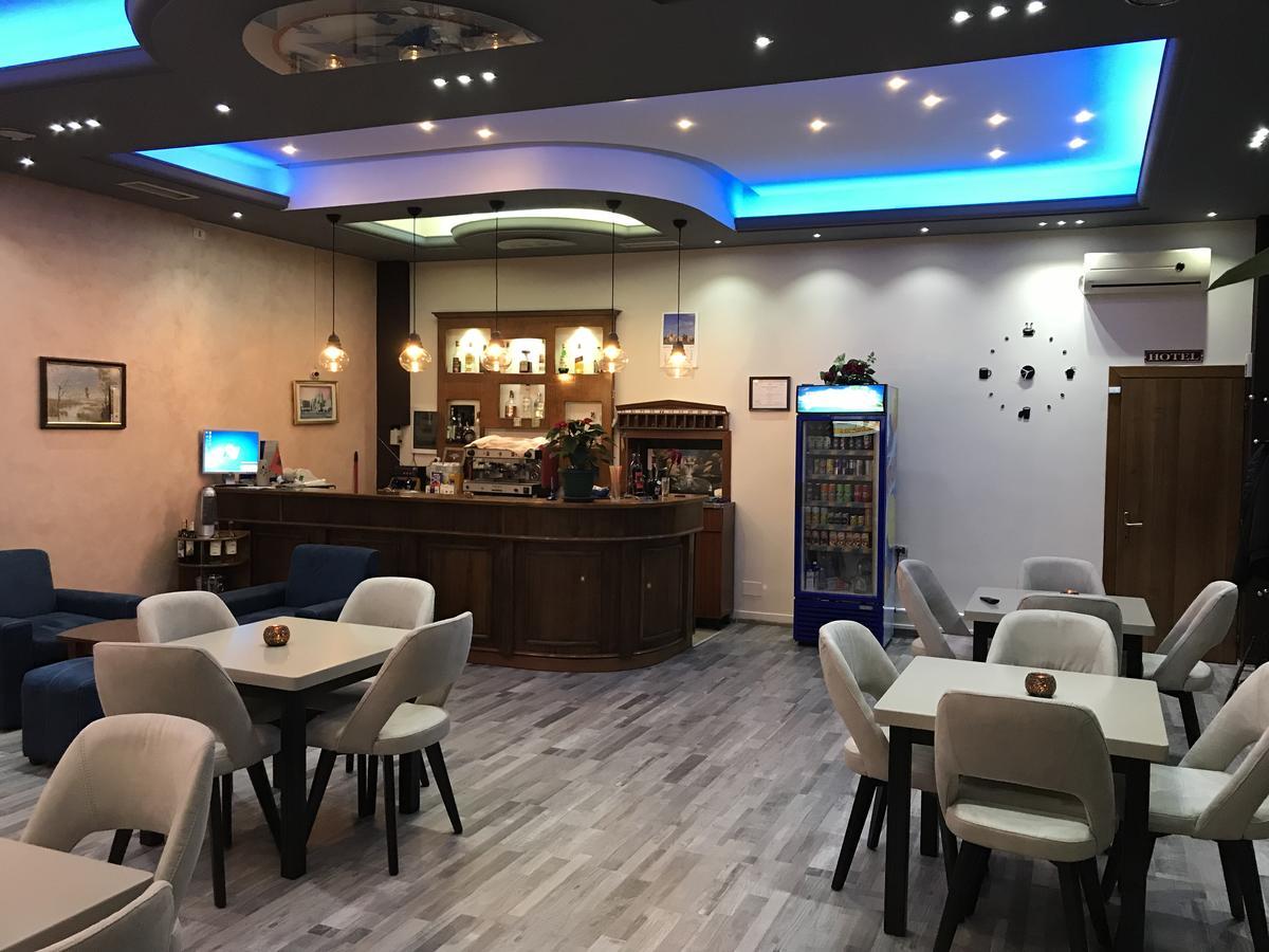 Hotel Jurgen Lezhë エクステリア 写真